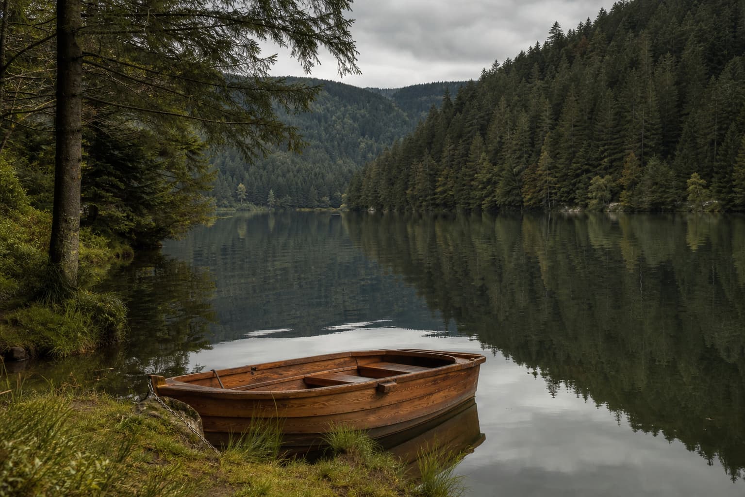 Un lac paisible entouré de forêts denses, avec une barque en bois traditionnelle amarrée à une berge herbeuse, sous une lumière douce et des reflets sur l