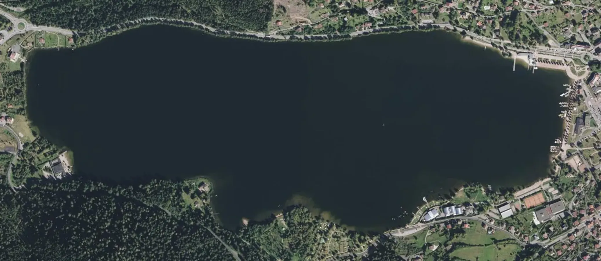 Vue aérienne du lac de Gérardmer avec ponton et barques