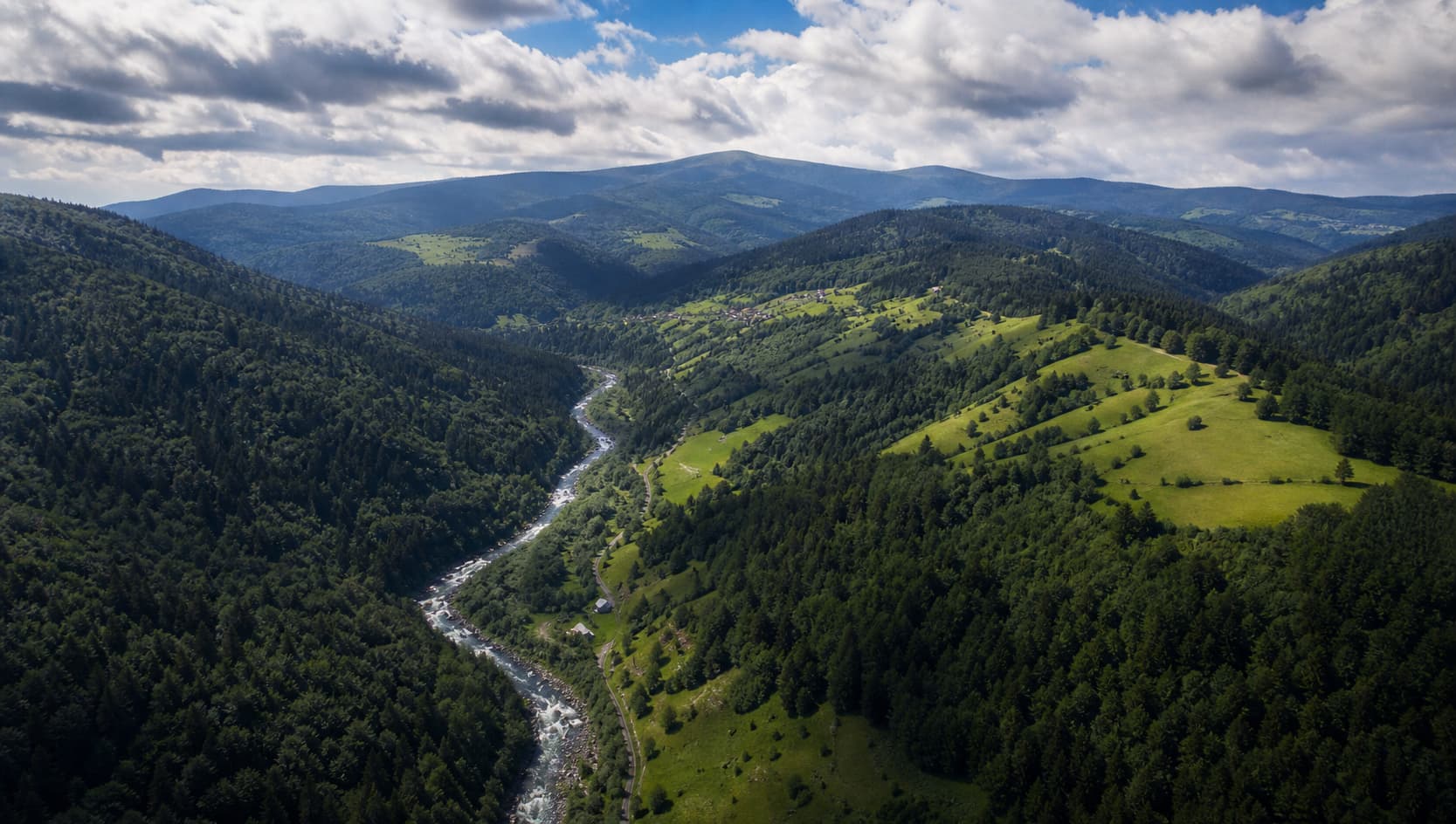 Vue aérienne de la rivière Moselle serpentant dans la vallée vosgienne près de Bussang