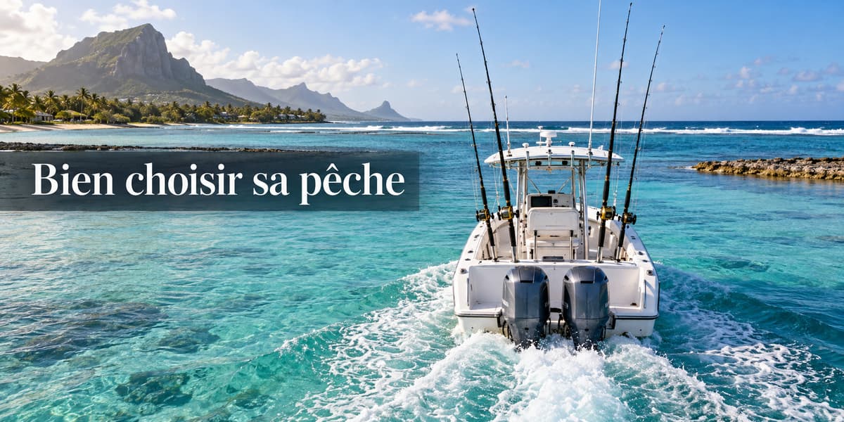 Bateau de pêche quittant un lagon turquoise à l'Île Maurice, cannes à pêche dressées à l'arrière, avec la barrière de corail et le littoral tropical en arrière-plan, et le texte 'Bien choisir sa pêche' affiché.